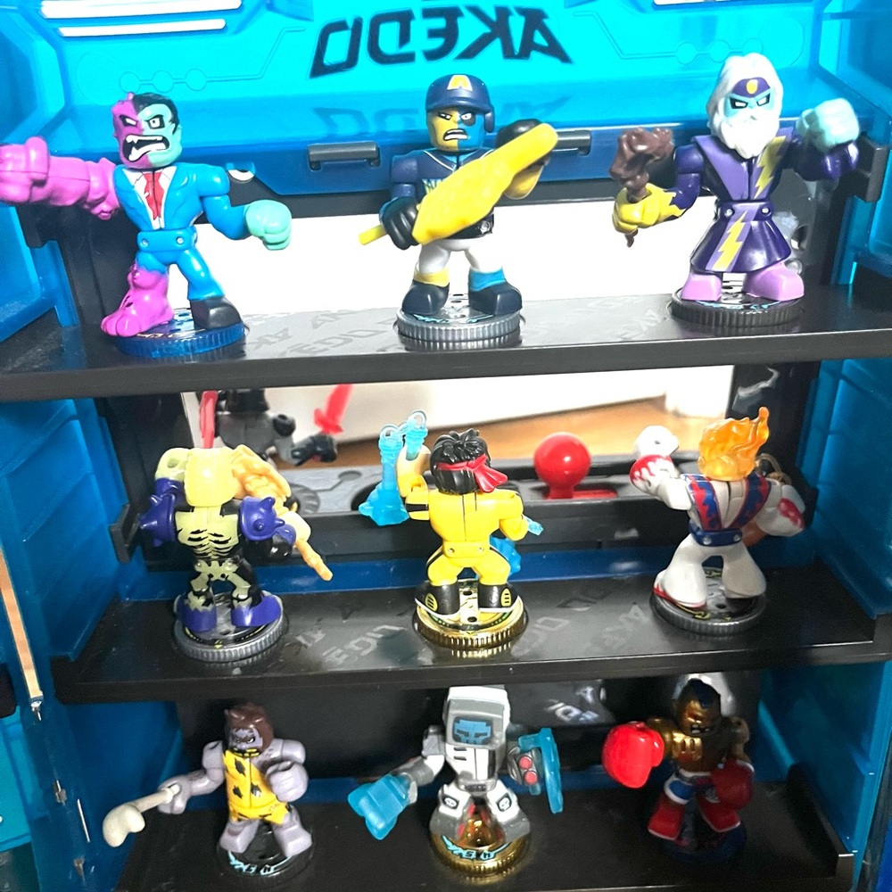 Akedo Ultimate Warriors Lot 21 Figures Controllers Battle Arena Arcade  Case - Picture 4 of 5